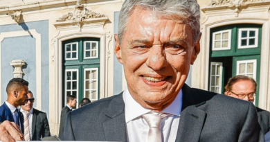Chico Buarque recebendo prêmio