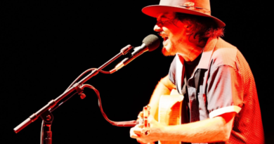 Eddie Vedder cantando e tocando violão