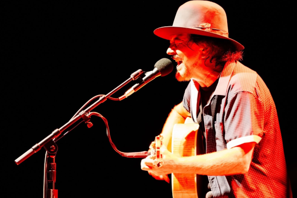 Eddie Vedder cantando e tocando violão