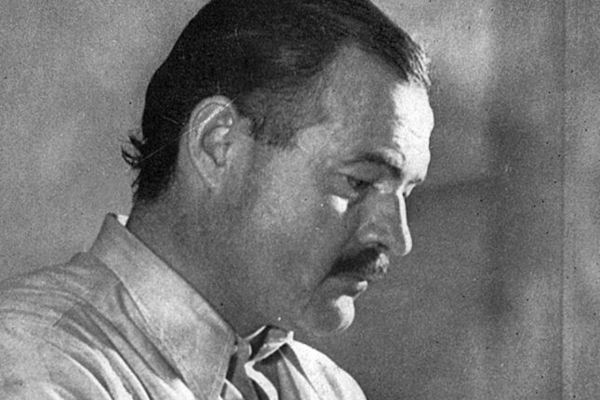 Ernest Hemingway em foto preto e branco