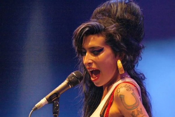 Amy Winehouse cantando