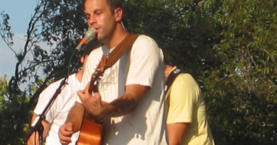 Jack Johnson cantando e tocando violão