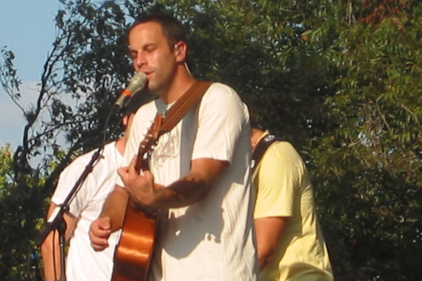 Jack Johnson cantando e tocando violão