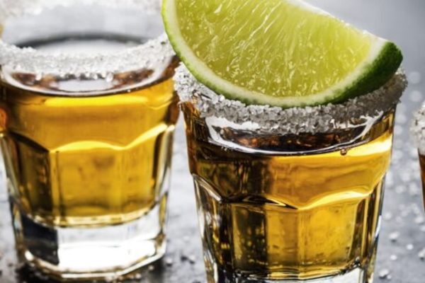Dois shots de tequila, sendo um com limão