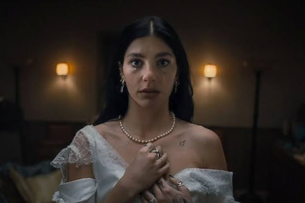 Camila Morrone na série Algo Horrível vai acontecer