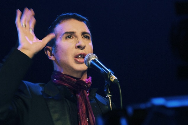 Marc Almond cantando 