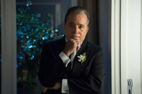 Tony Ramos sério e com mão no queixo