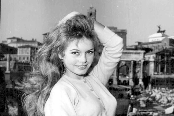 Brigitte Bardot com as mãos no cabelo
