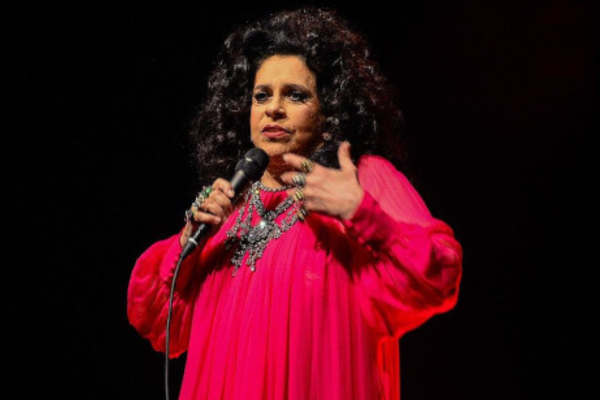 Gal Costa com microfone na mão