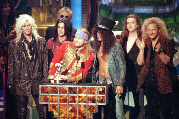 Guns n' Roses recebendo prêmio nos anos 1990