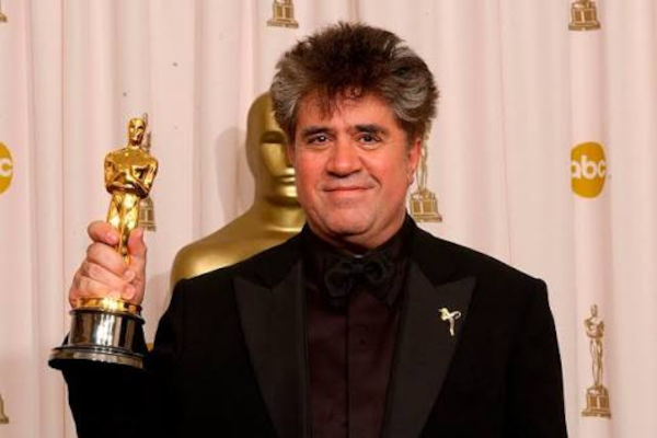 Diretor de cinema espanhol, Pedro Almodóvar segurando Oscar