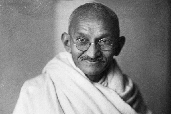 Mahatma Gandhi  já mais velho e careca, usando óculos e famosa roupa branca
