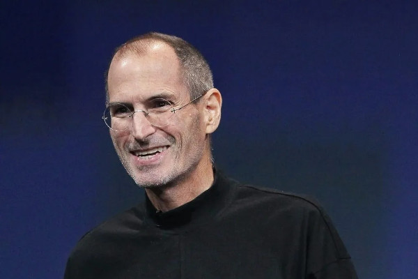 Morte de Steve Jobs faz 15 anos. Veja filmes sobre criador do iPhone